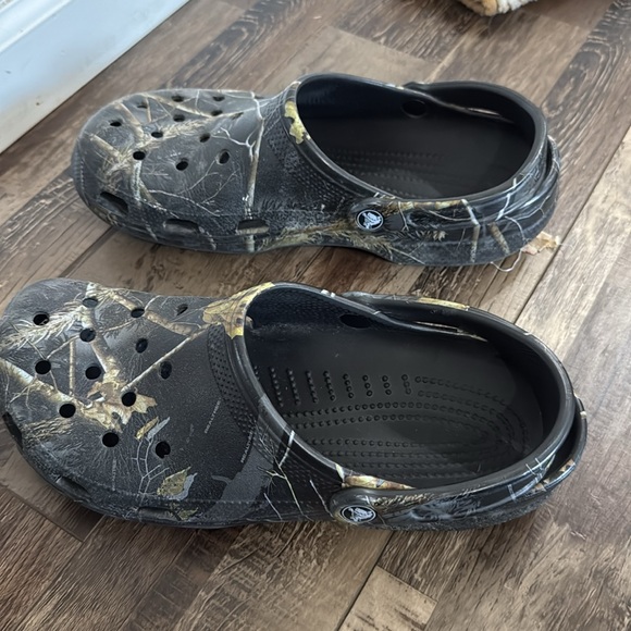 Men’s Camo Crocs - Picture 2 of 3